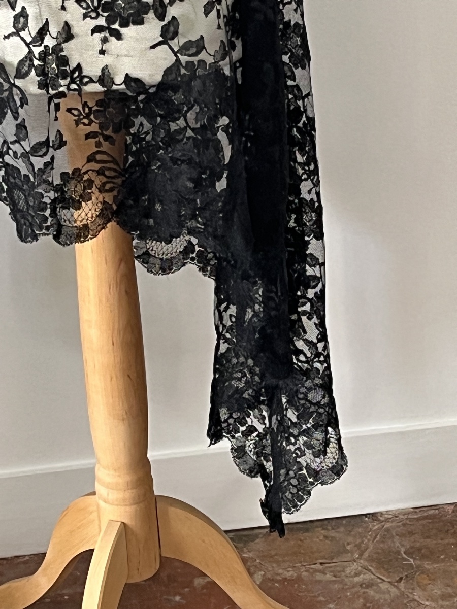 Antique Black Chantilly Lace Shawl From The 19th Century-photo-7