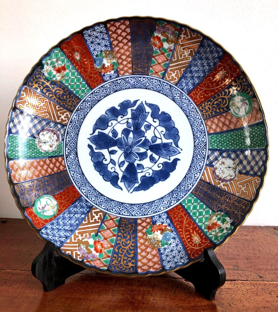 Plat Imari En Porcelaine à Décor Floral Bleu Au Centre , Japon 