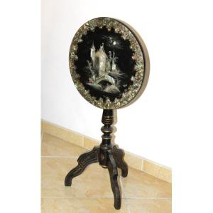 Petite Table Pivotante Epoque Napoléon III En Bois Laqué Incrustation De Nacre Décor Japonisant