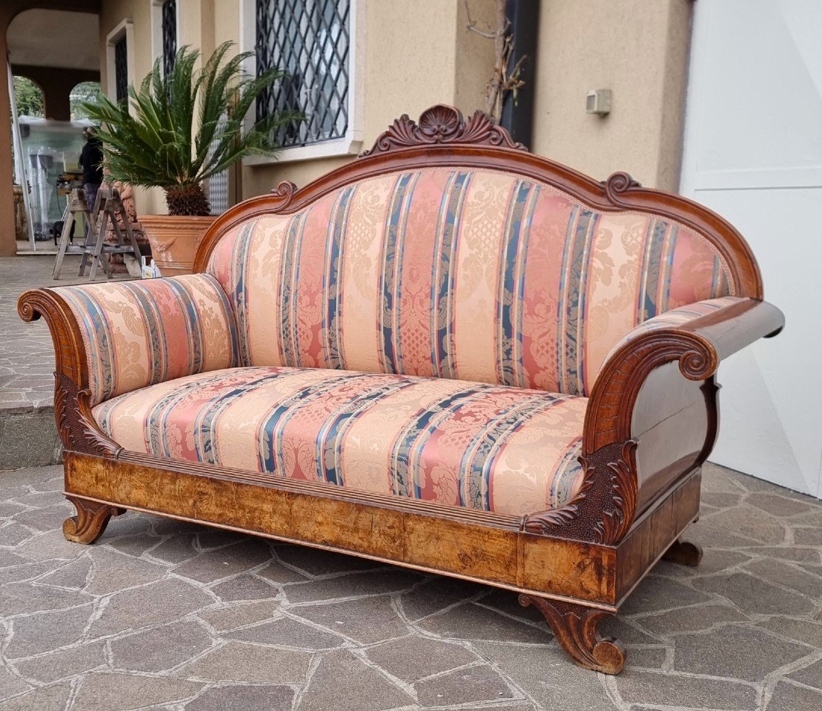 The Timeless Elegance Of An 19th-century Walnut Venetian Sofa-photo-2