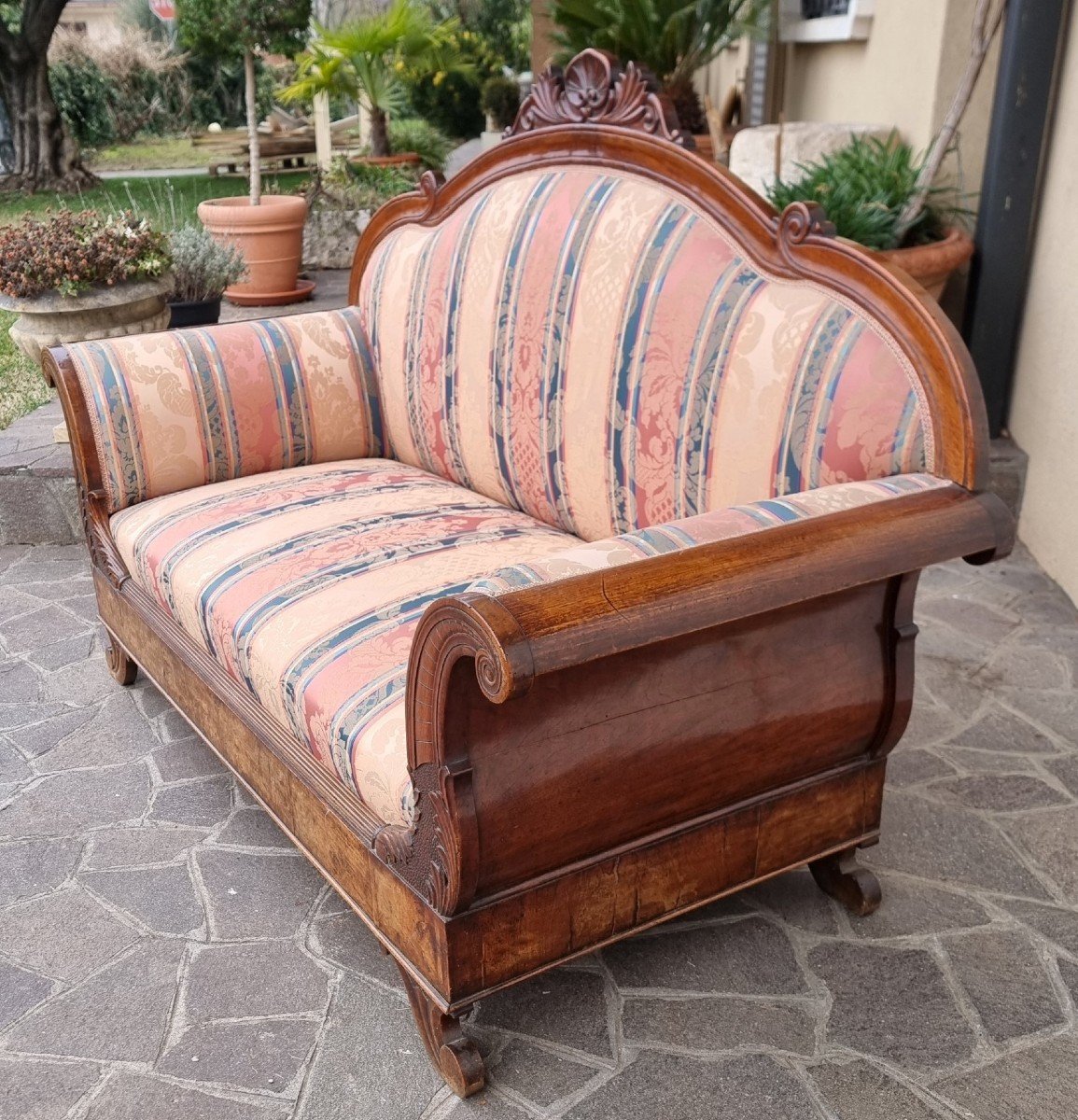 The Timeless Elegance Of An 19th-century Walnut Venetian Sofa-photo-3