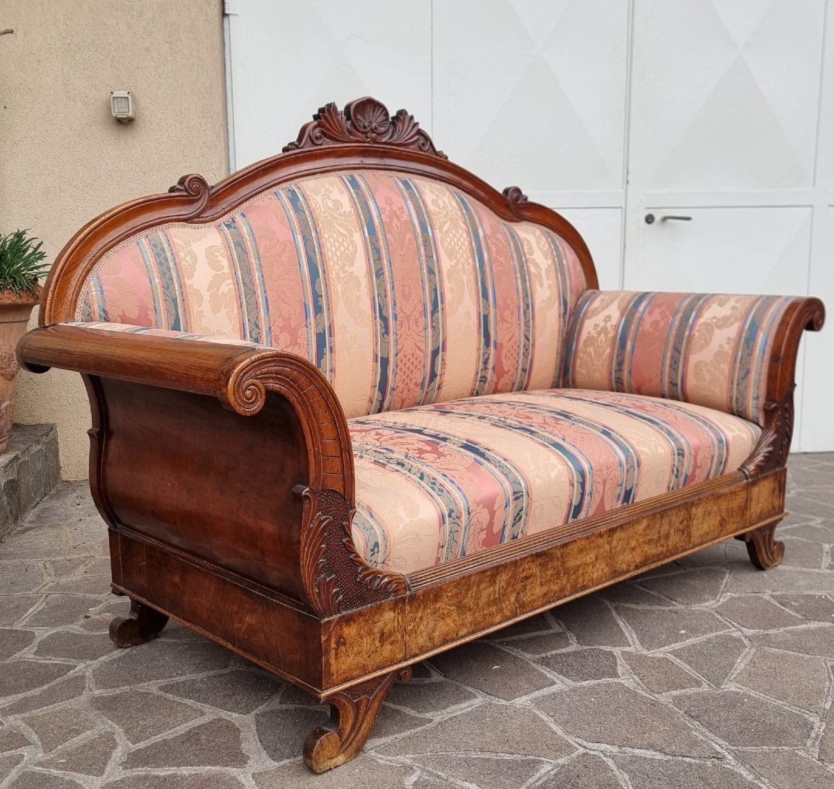 The Timeless Elegance Of An 19th-century Walnut Venetian Sofa-photo-4