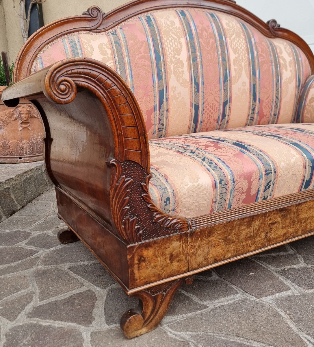The Timeless Elegance Of An 19th-century Walnut Venetian Sofa-photo-1