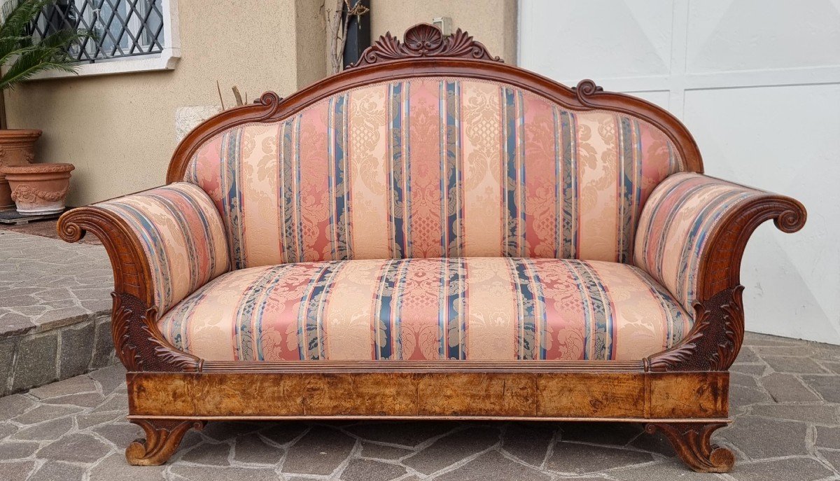 The Timeless Elegance Of An 19th-century Walnut Venetian Sofa-photo-4