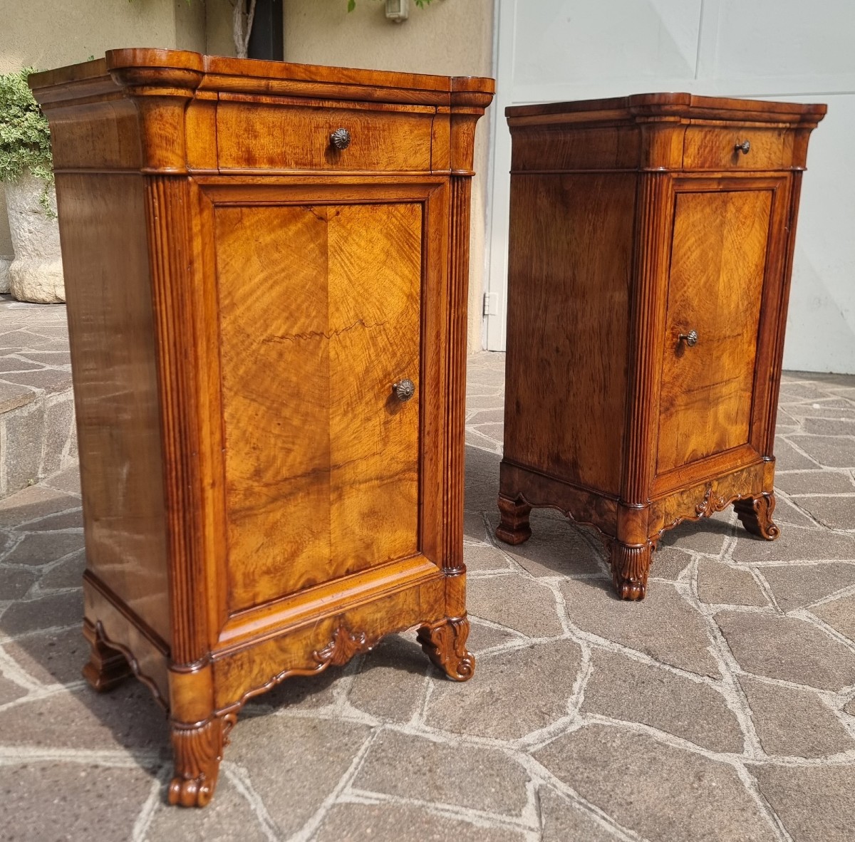 Paire de chevets en noyer flammé Charles X 1820-photo-1