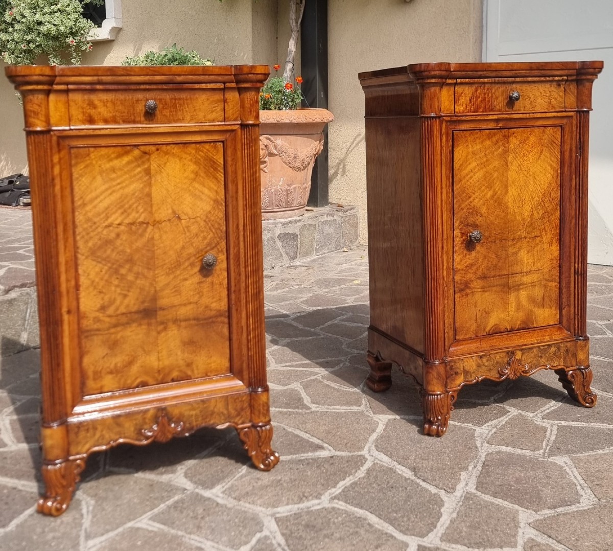 Paire de chevets en noyer flammé Charles X 1820