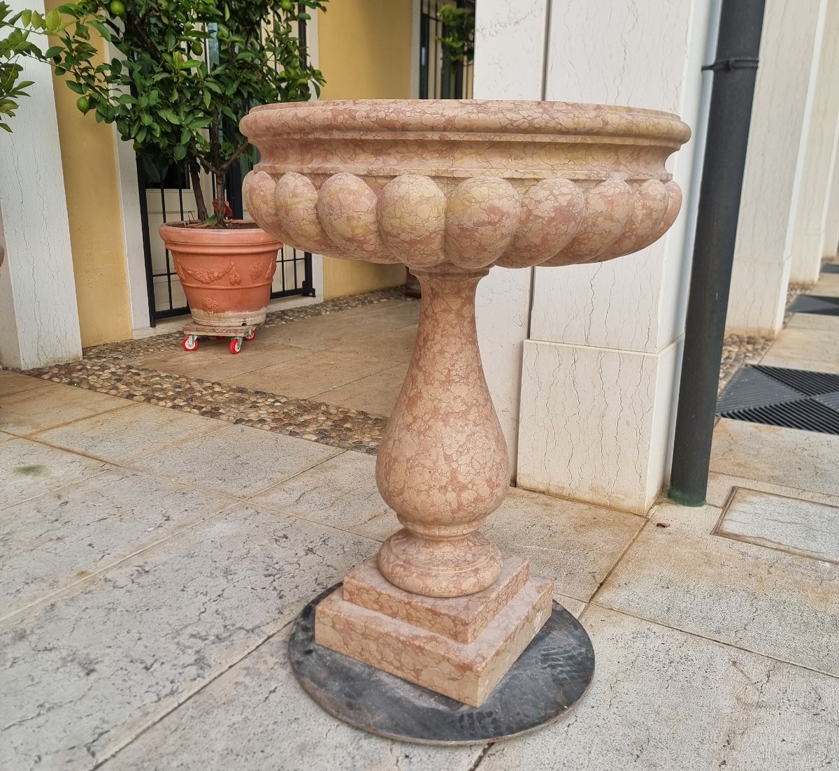 Paire d’bénitiers du XXe siècle en marbre rose de Vérone-photo-2