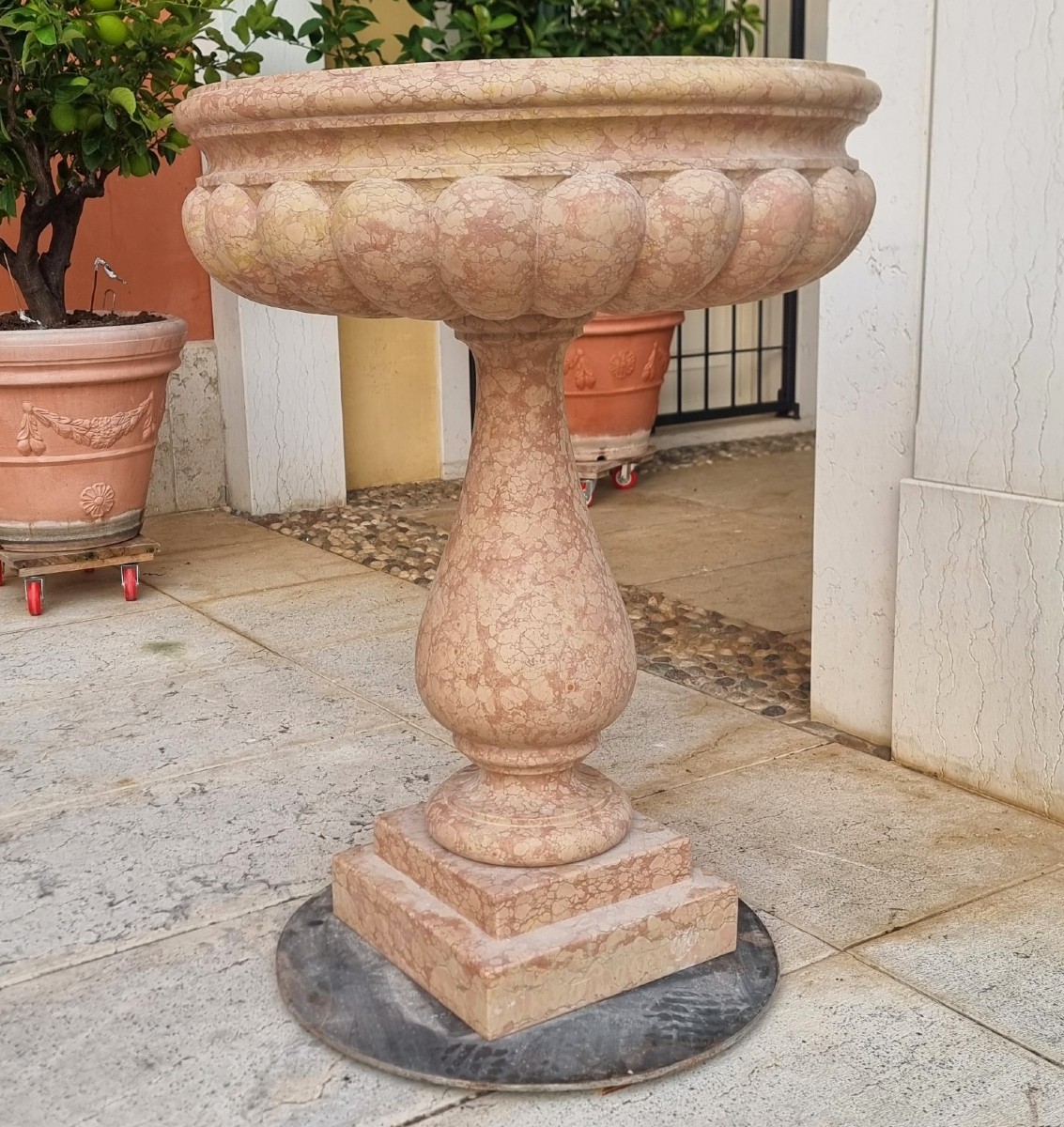 Paire d’bénitiers du XXe siècle en marbre rose de Vérone-photo-3