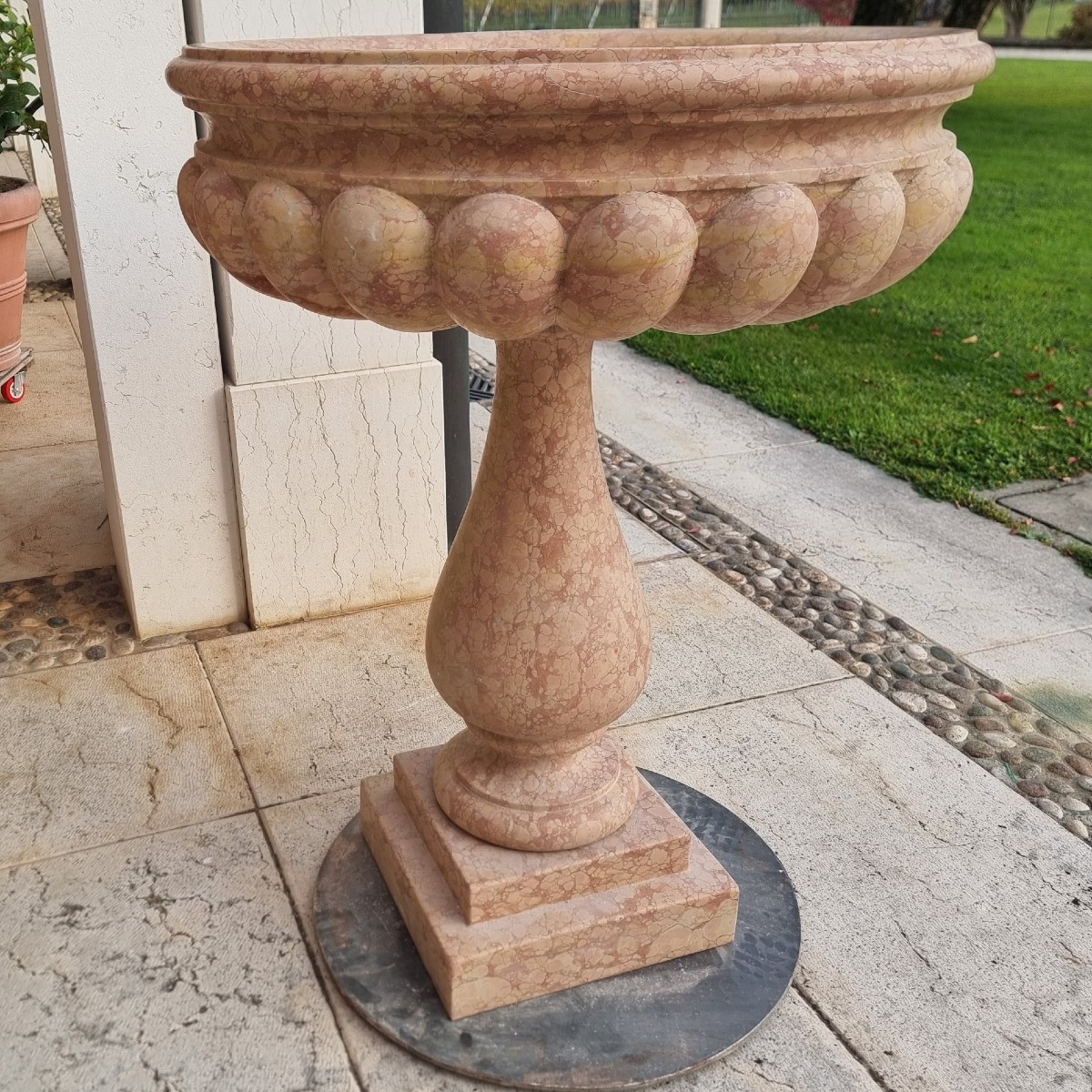 Paire d’bénitiers du XXe siècle en marbre rose de Vérone