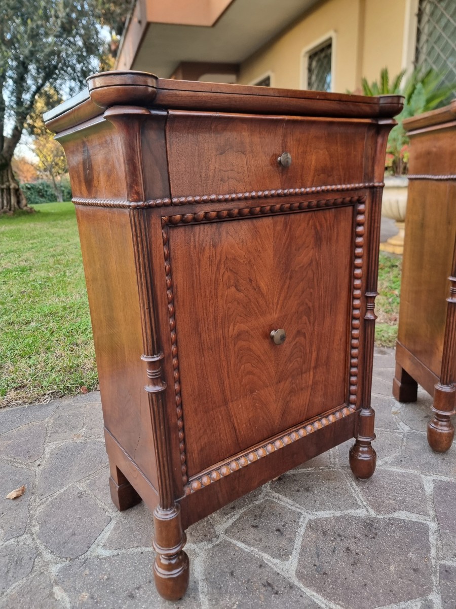 Paire de Tables de Nuit Lombardes du XIXe siècle en Noyer – Élégance Authentique d’Époque-photo-1