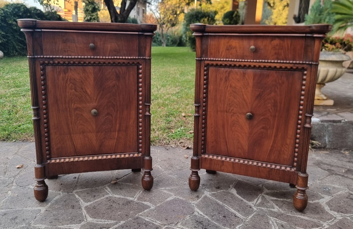 Paire de Tables de Nuit Lombardes du XIXe siècle en Noyer – Élégance Authentique d’Époque