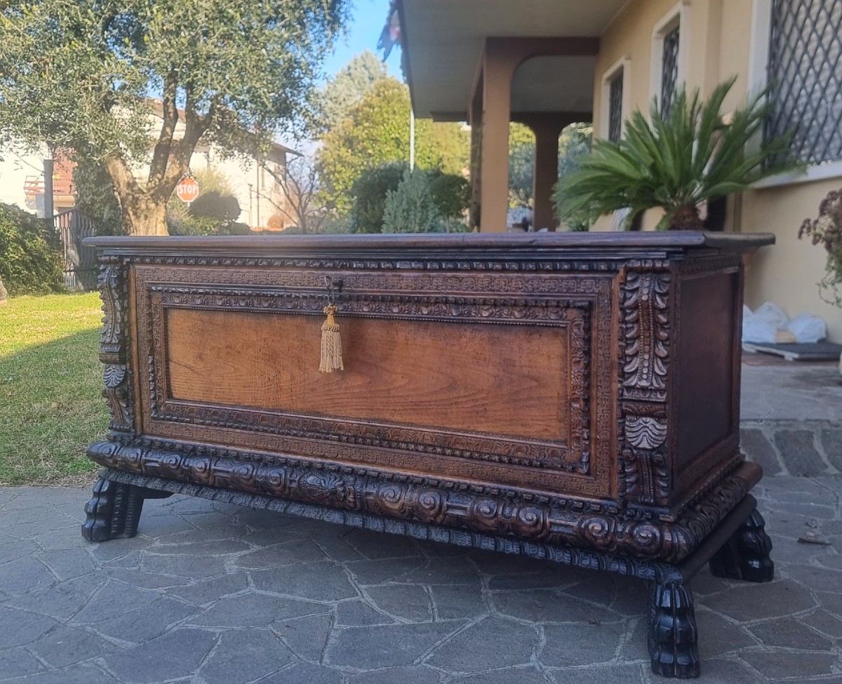 A Masterpiece Of Sardinian Art: The 17th-century Oak Coffer-photo-2