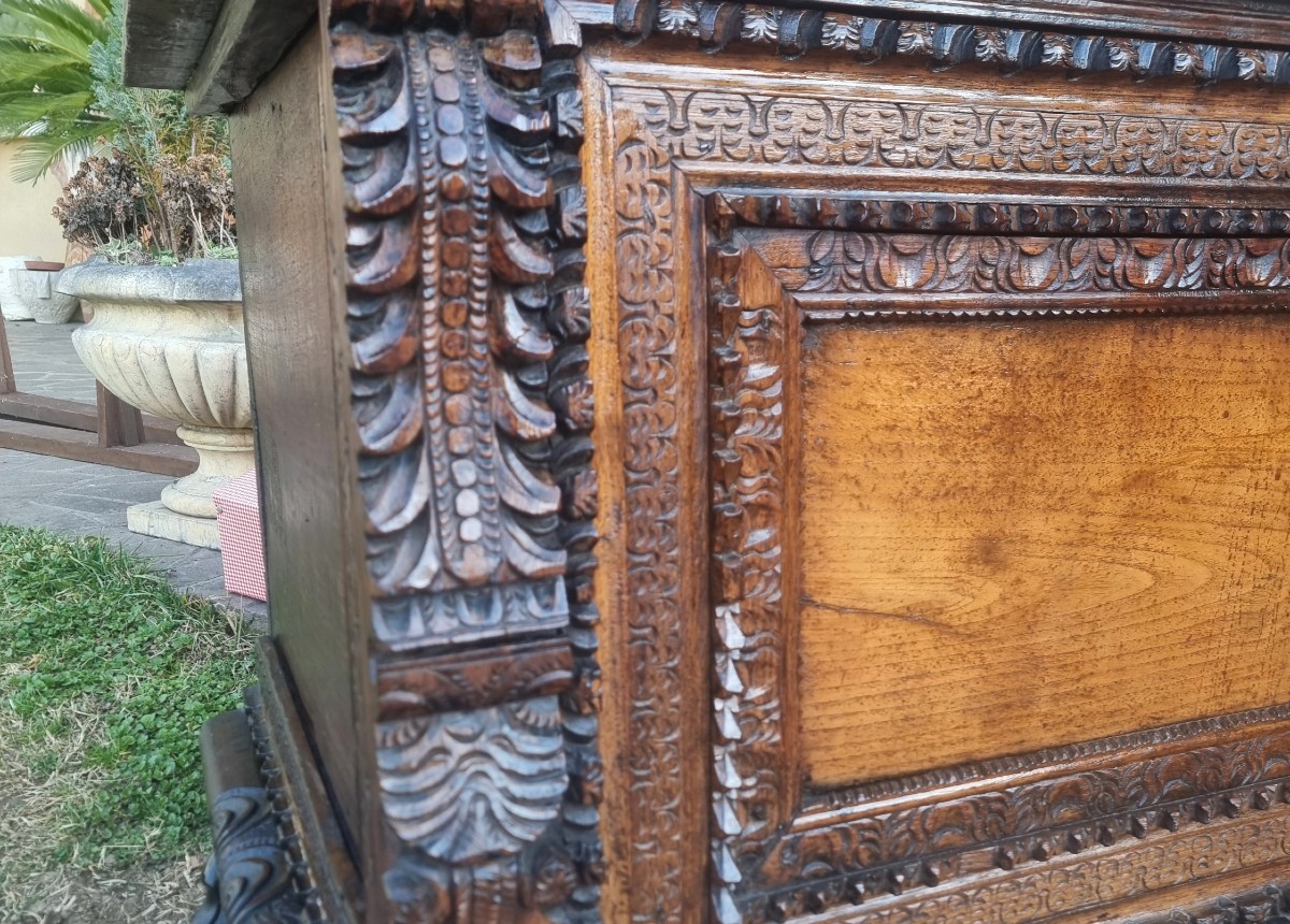 A Masterpiece Of Sardinian Art: The 17th-century Oak Coffer-photo-2