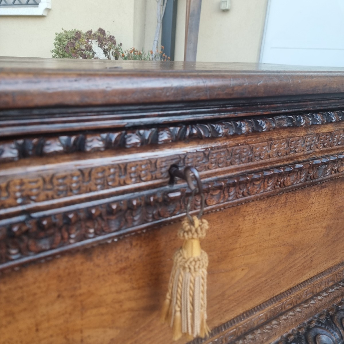 A Masterpiece Of Sardinian Art: The 17th-century Oak Coffer-photo-3