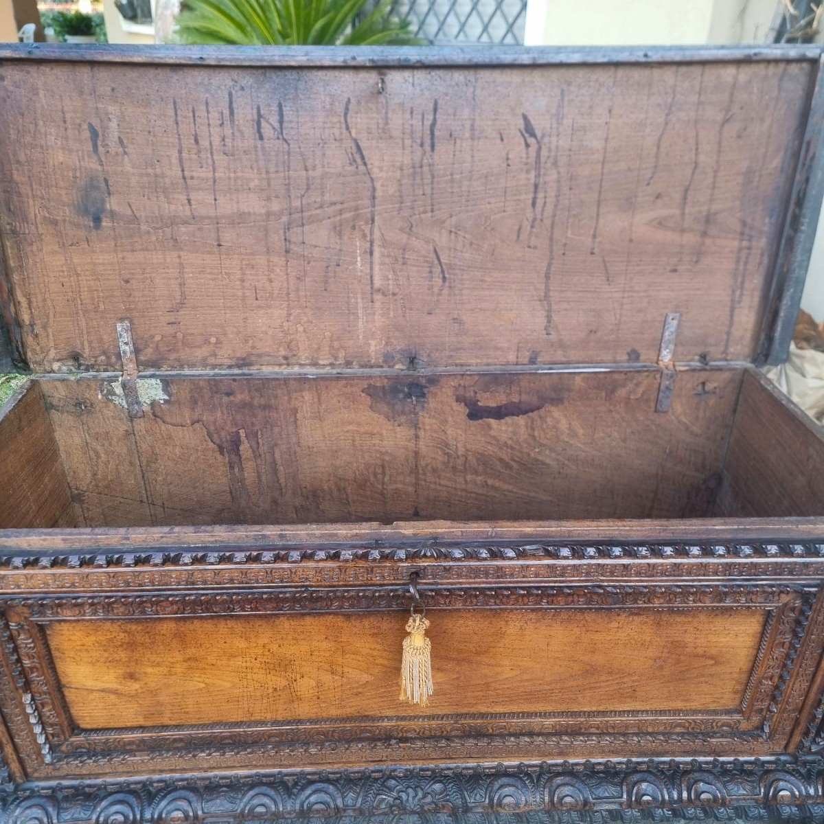 A Masterpiece Of Sardinian Art: The 17th-century Oak Coffer-photo-5