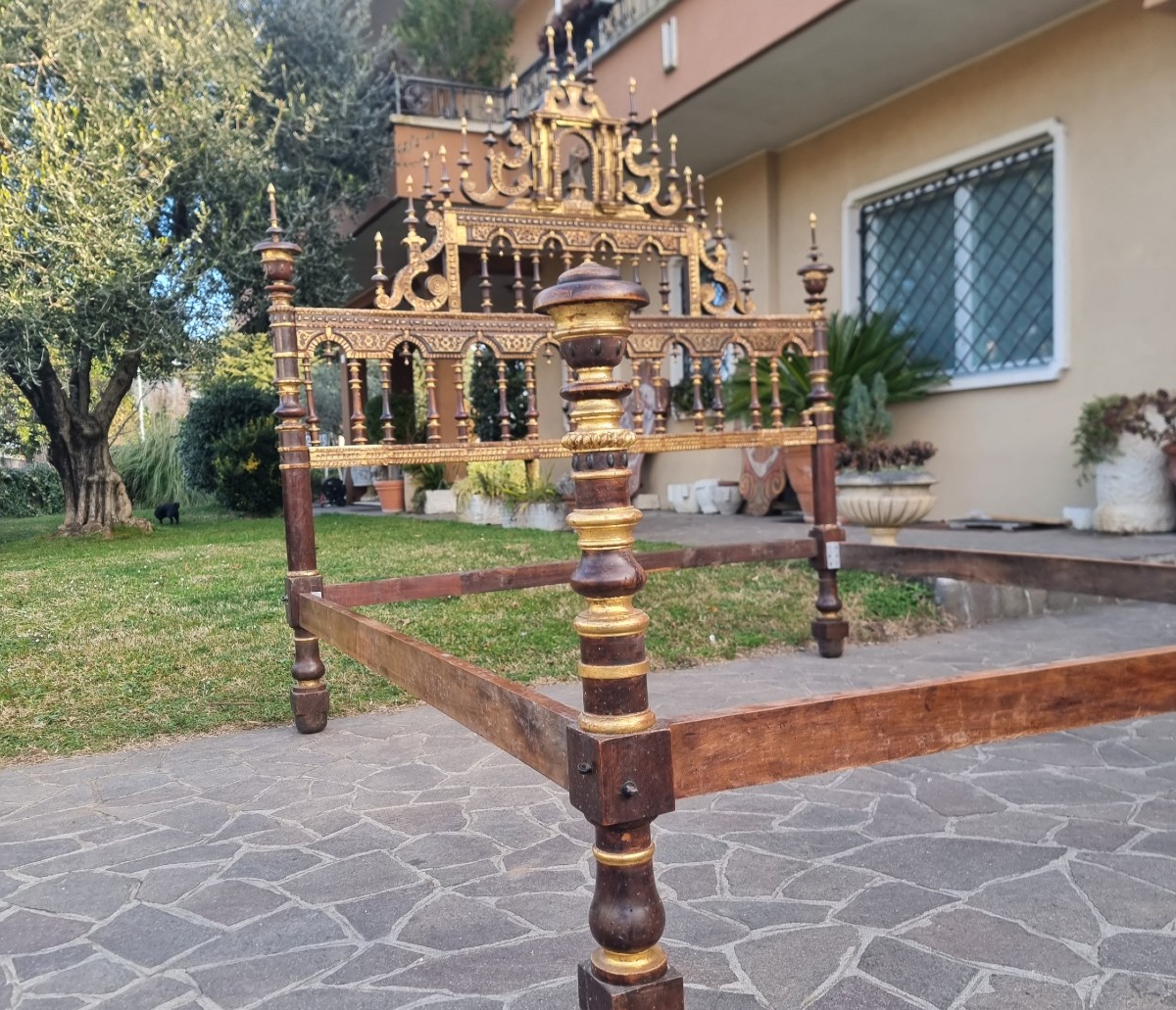 Lit en bois de noyer avec dorure du XVIIe siècle, Sardaigne, provenant d'un palais noble-photo-2