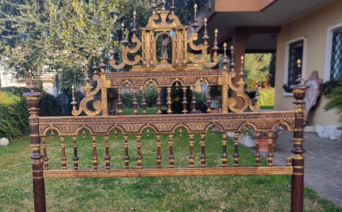 Lit en bois de noyer avec dorure du XVIIe siècle, Sardaigne, provenant d'un palais noble-photo-3