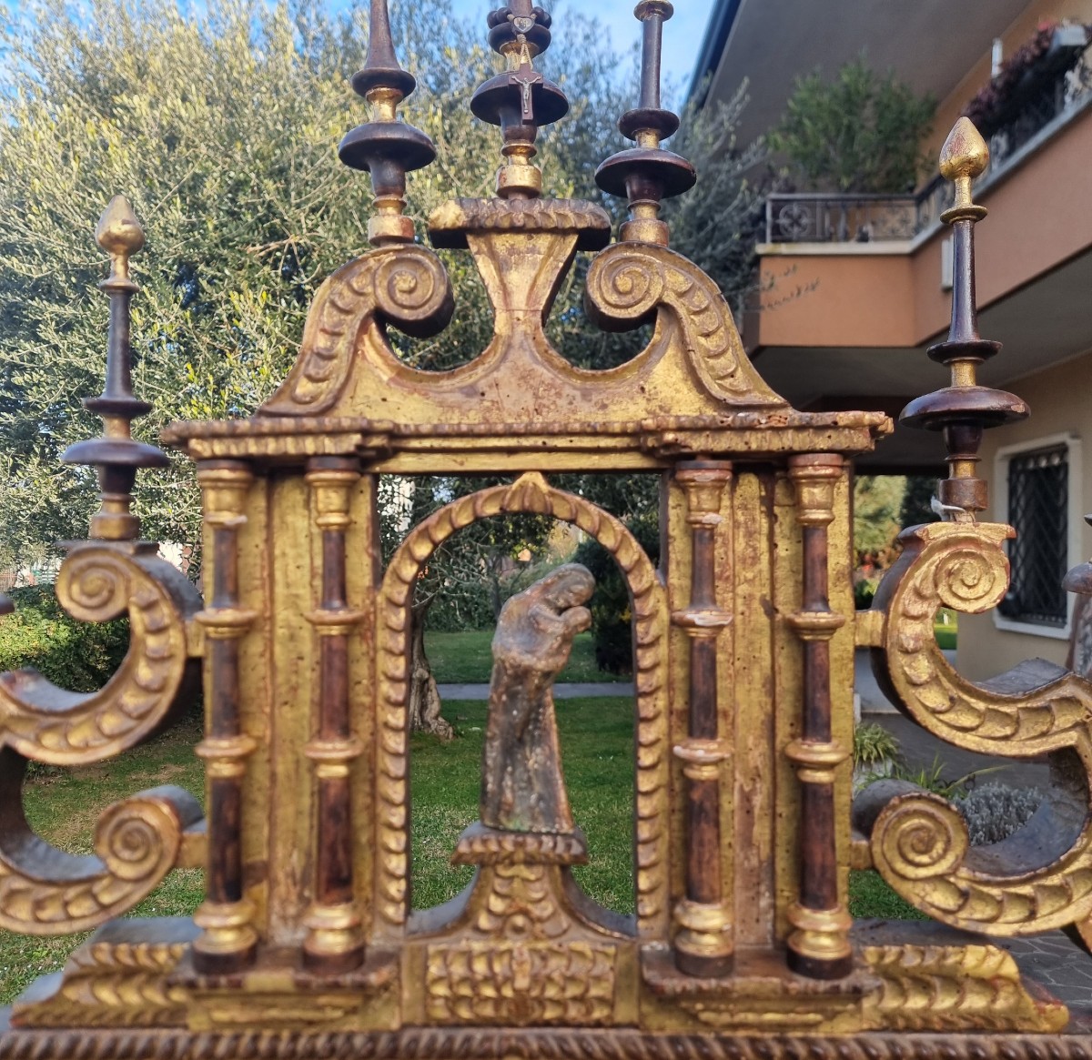 Lit en bois de noyer avec dorure du XVIIe siècle, Sardaigne, provenant d'un palais noble-photo-1