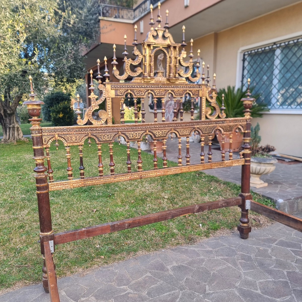 Lit en bois de noyer avec dorure du XVIIe siècle, Sardaigne, provenant d'un palais noble-photo-4