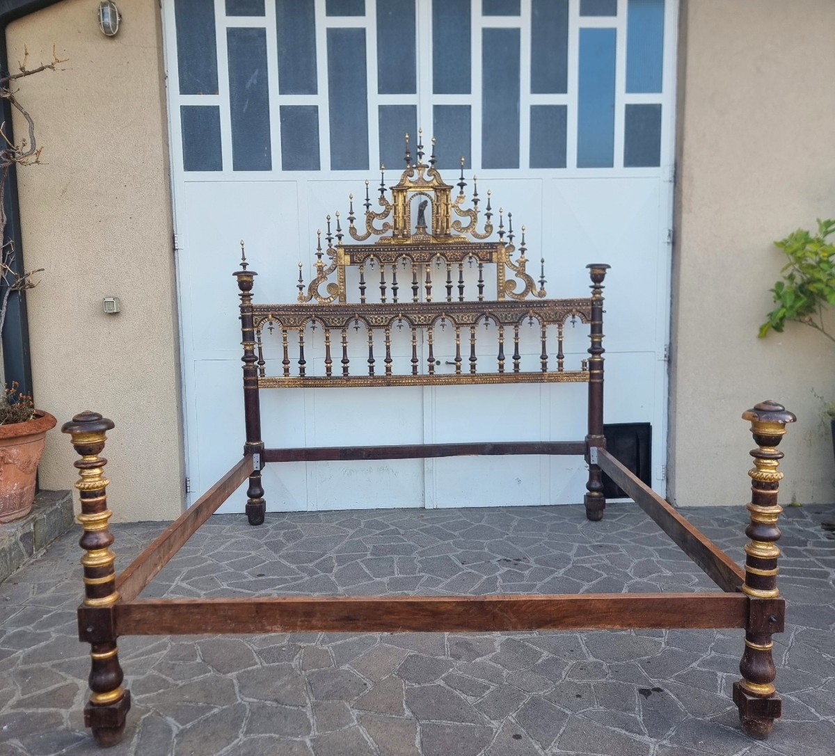 Lit en bois de noyer avec dorure du XVIIe siècle, Sardaigne, provenant d'un palais noble
