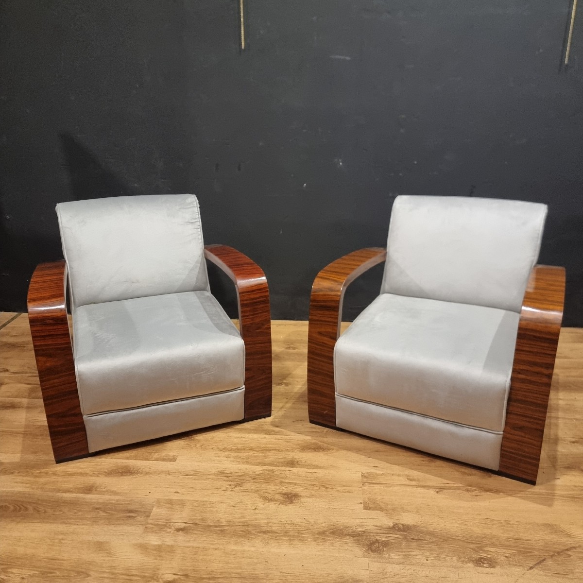 Paire de fauteuils de style vintage Art Déco accoudoirs en noyer canaletto