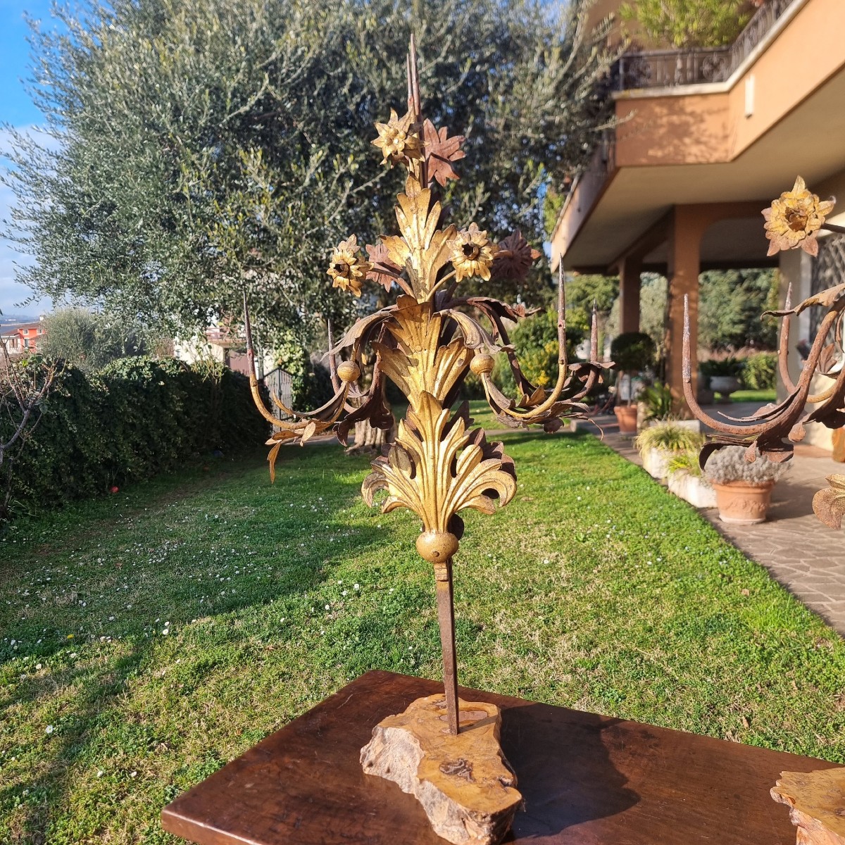 Paire de candélabres du XIXe siècle en tôle dorée-photo-1