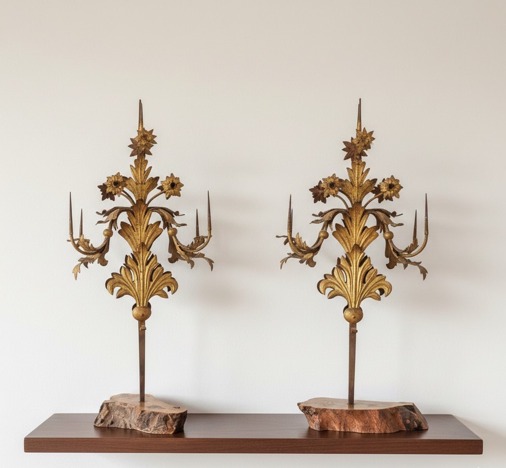 Paire de candélabres du XIXe siècle en tôle dorée