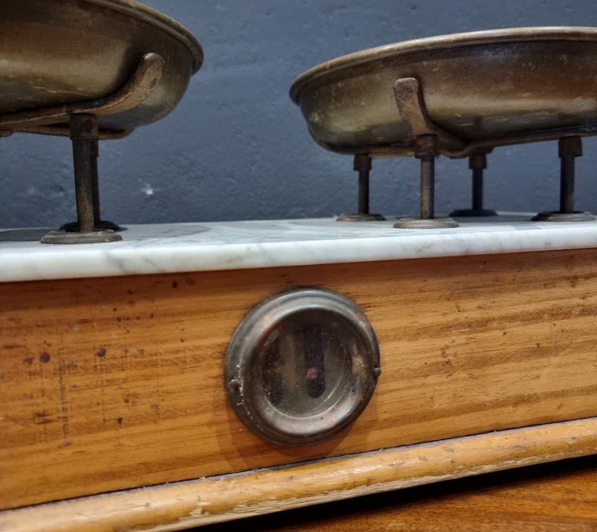 Balance 800 avec couvercle en marbre et poids d'origine-photo-2