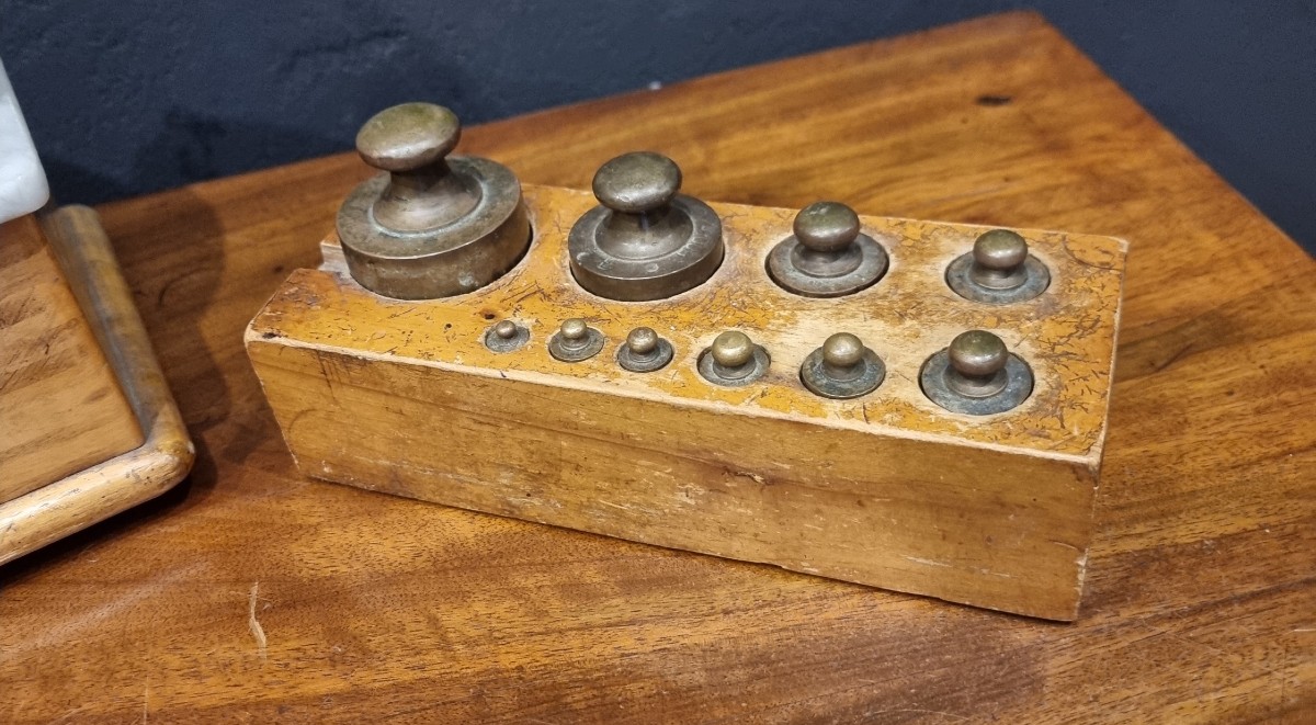 Balance 800 avec couvercle en marbre et poids d'origine-photo-4