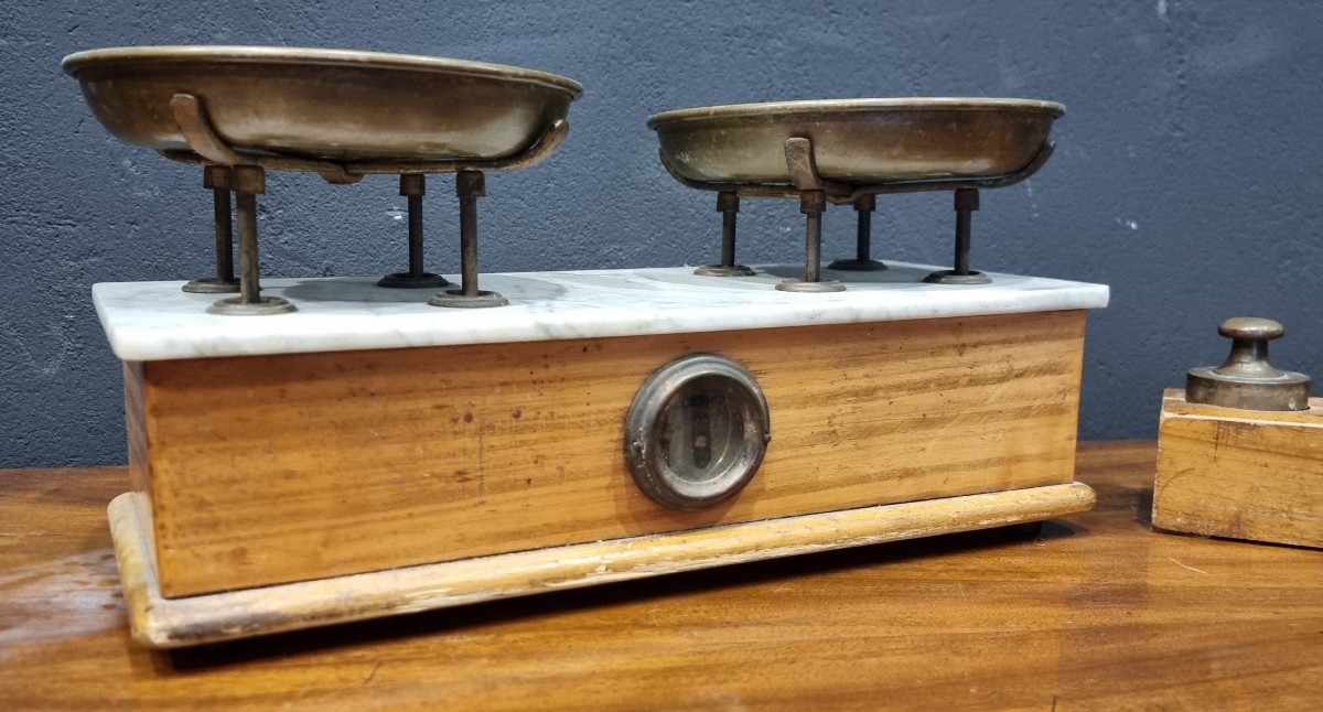 Balance 800 avec couvercle en marbre et poids d'origine-photo-1