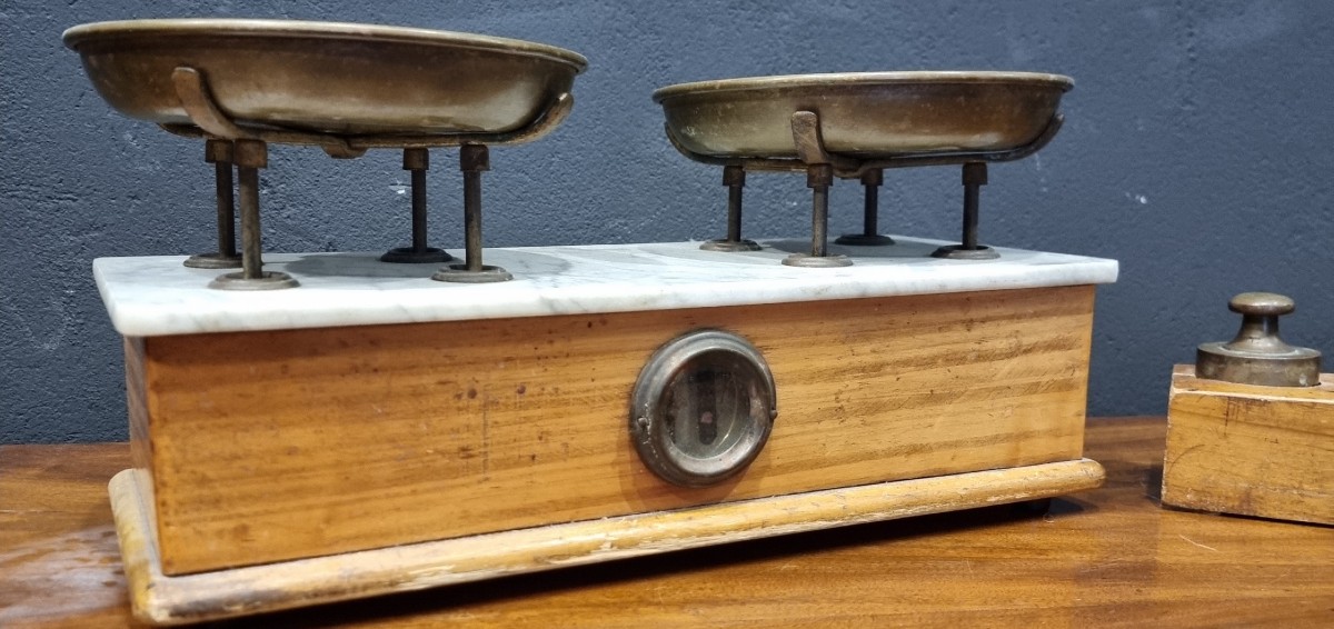 Balance 800 avec couvercle en marbre et poids d'origine-photo-2