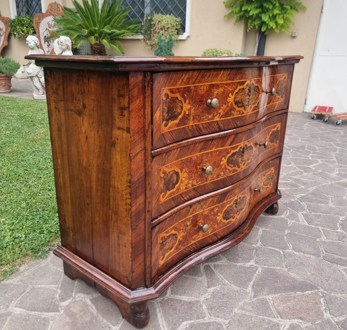 Commode lombarde de la fin du XVIIe siècle en noyer avec marqueterie-photo-4