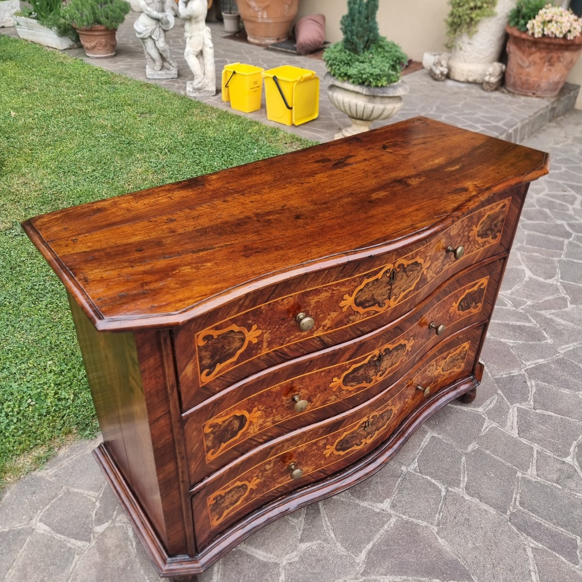 Commode lombarde de la fin du XVIIe siècle en noyer avec marqueterie-photo-1