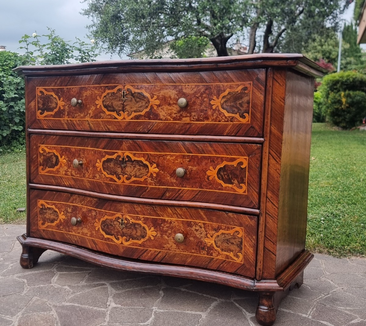 Commode lombarde de la fin du XVIIe siècle en noyer avec marqueterie-photo-3