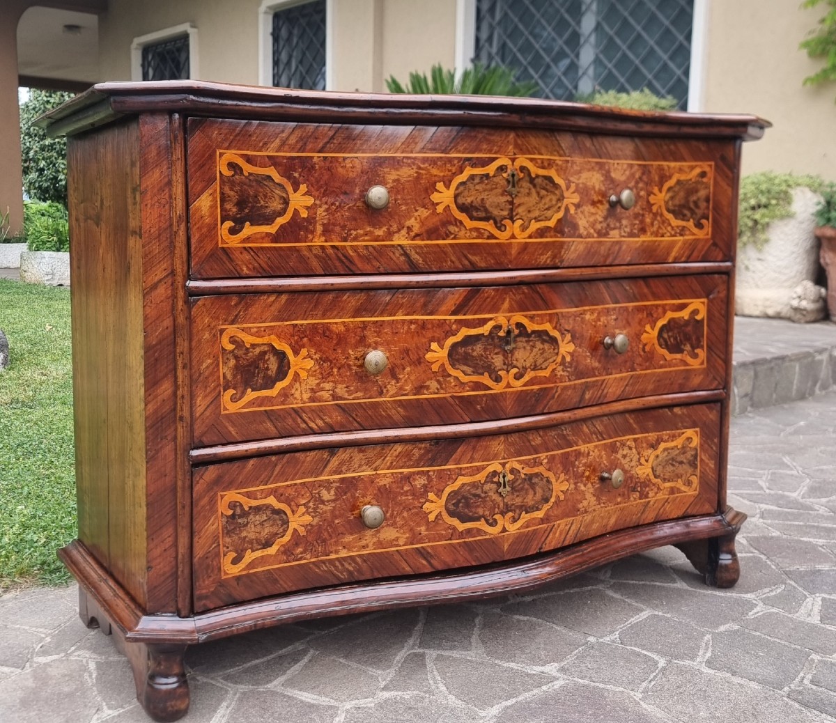 Commode lombarde de la fin du XVIIe siècle en noyer avec marqueterie-photo-4