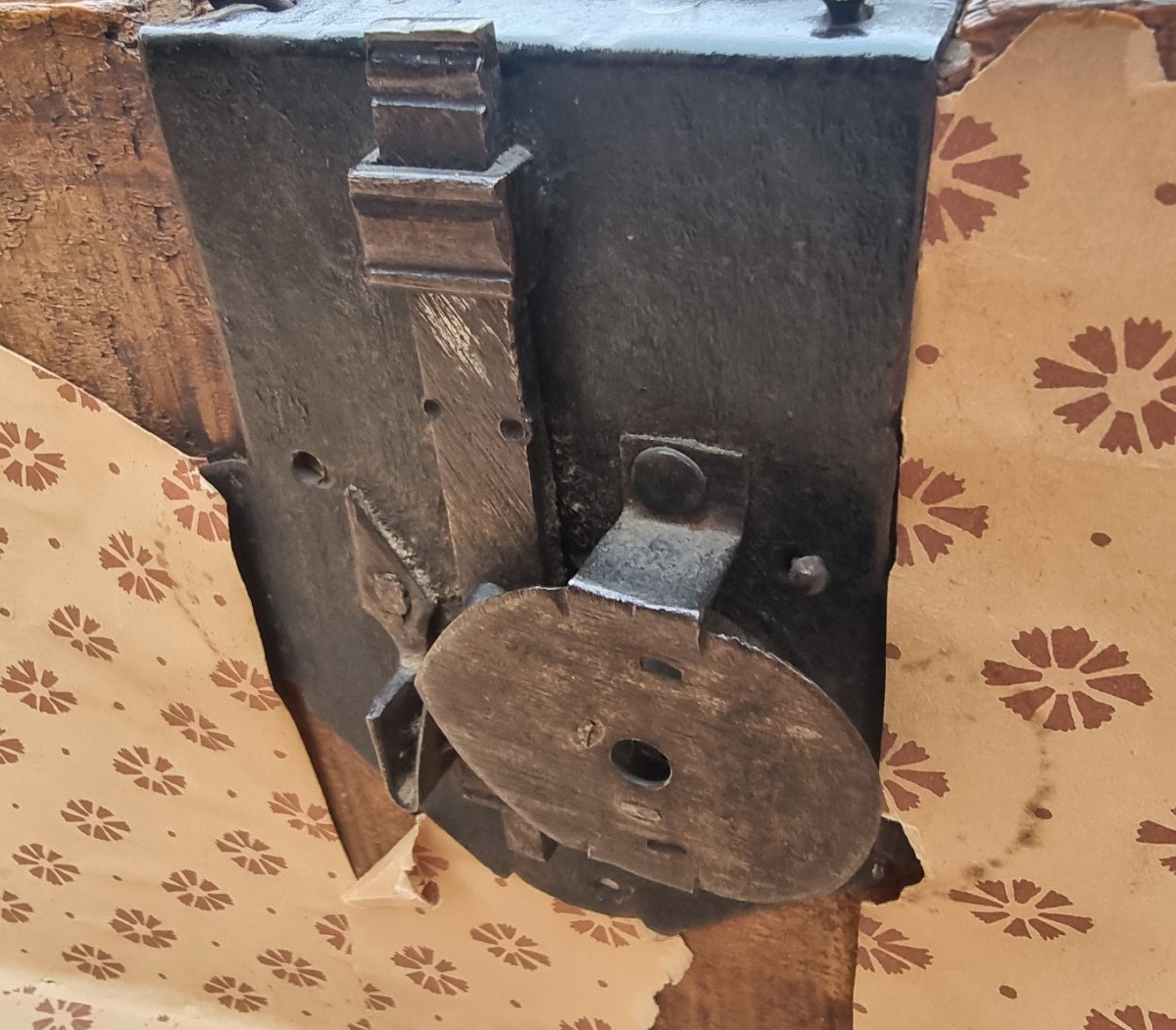 Commode lombarde de la fin du XVIIe siècle en noyer avec marqueterie-photo-5