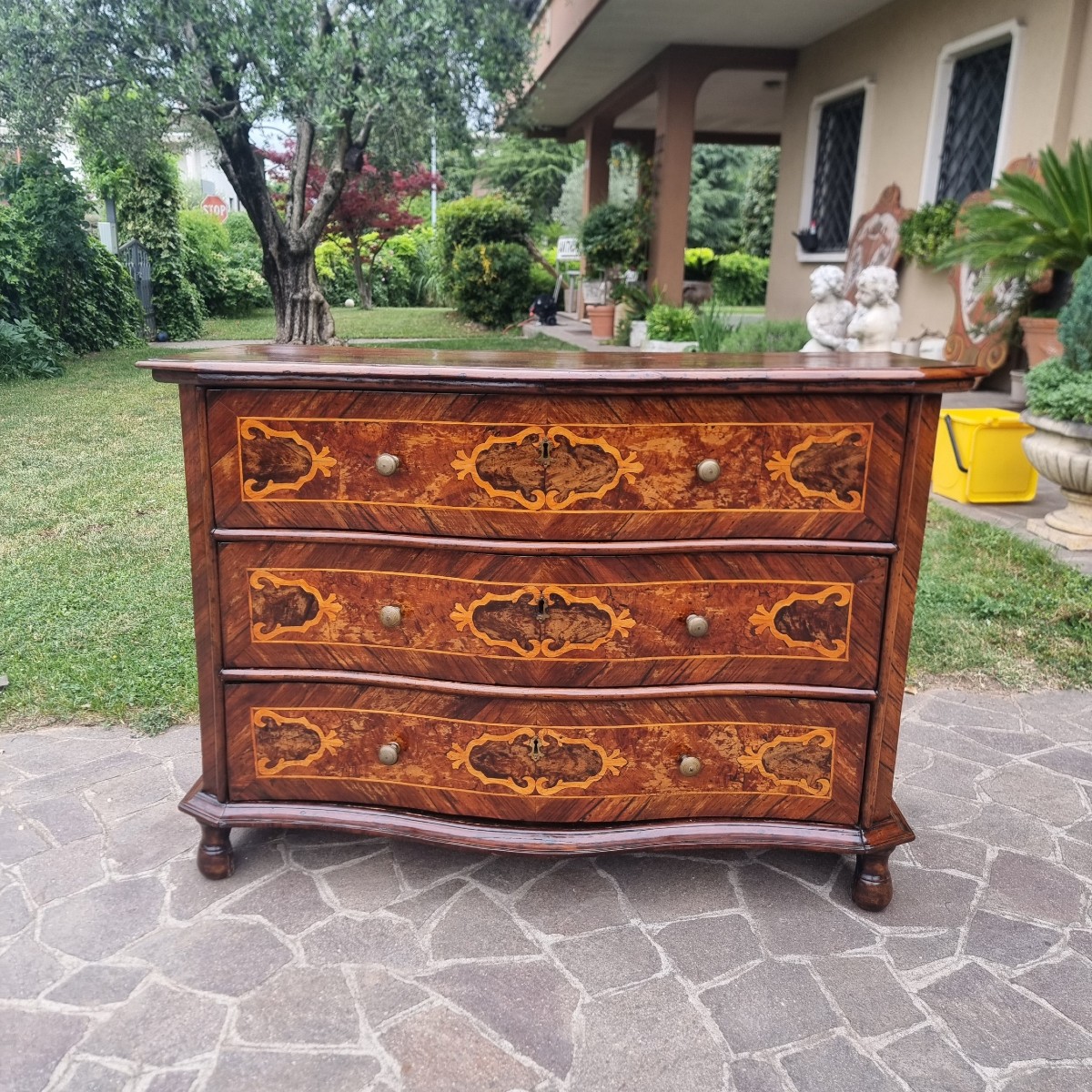 Commode lombarde de la fin du XVIIe siècle en noyer avec marqueterie