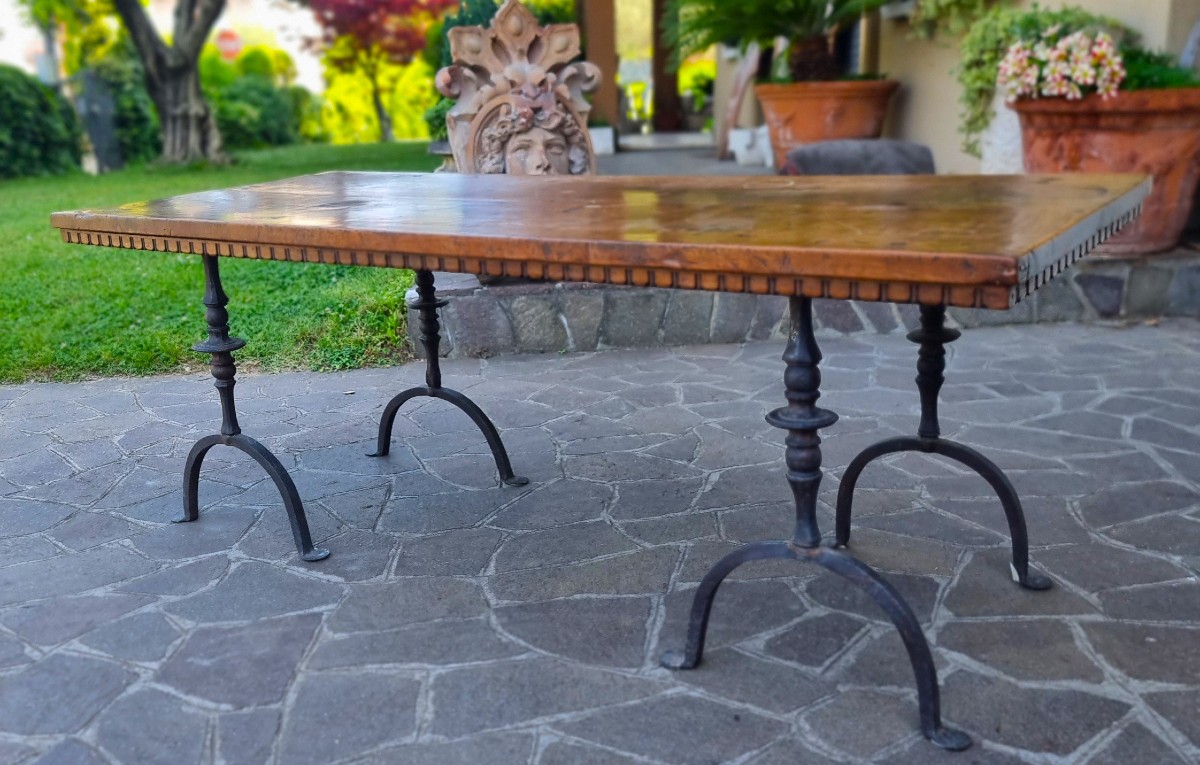 Table basse avec plateau en noyer du XVIIe siècle et bases en fer forgé-photo-2