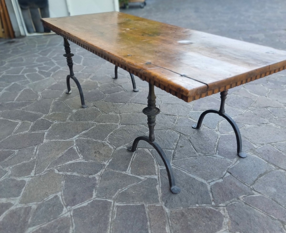 Table basse avec plateau en noyer du XVIIe siècle et bases en fer forgé-photo-1