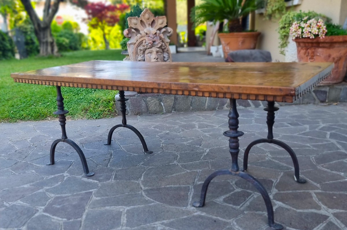 Table basse avec plateau en noyer du XVIIe siècle et bases en fer forgé-photo-2