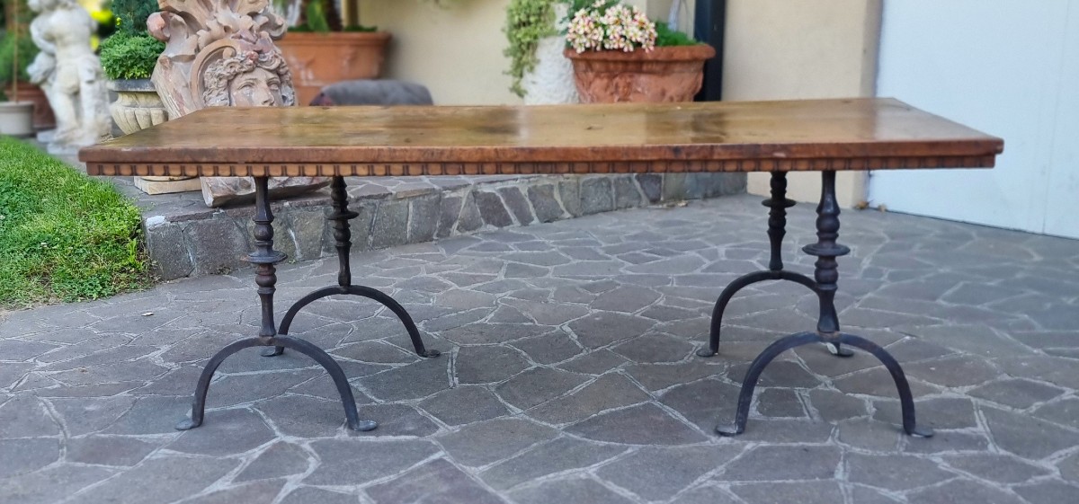 Table basse avec plateau en noyer du XVIIe siècle et bases en fer forgé-photo-5