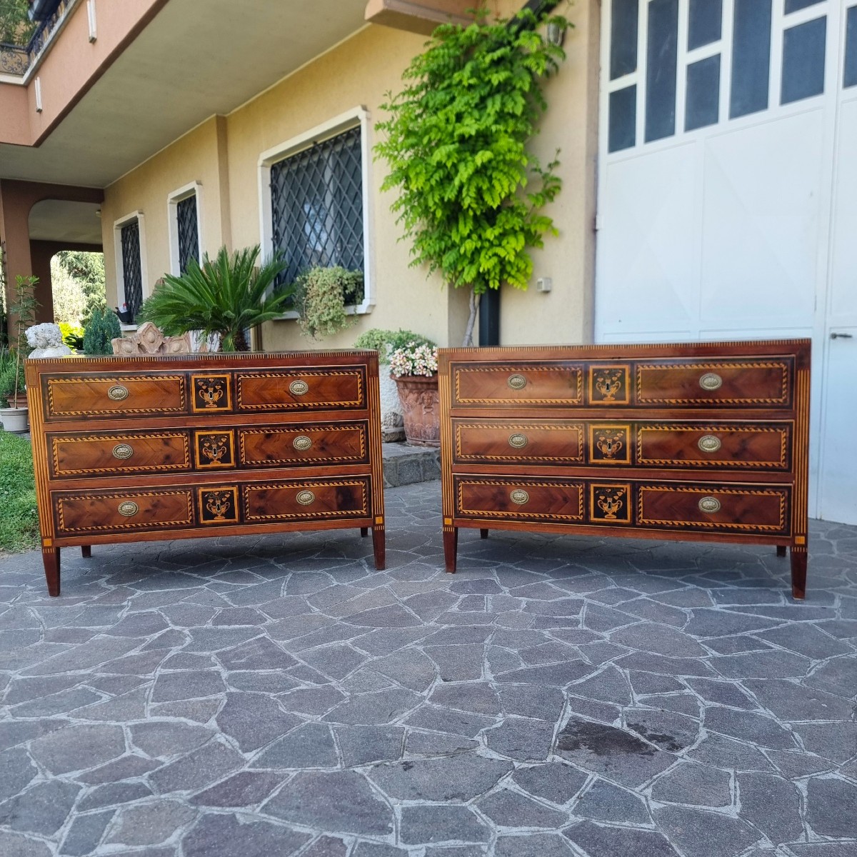 Paire de commodes du XVIIIe siècle Directoire Napolitain noyer érable amarante et bois de rose