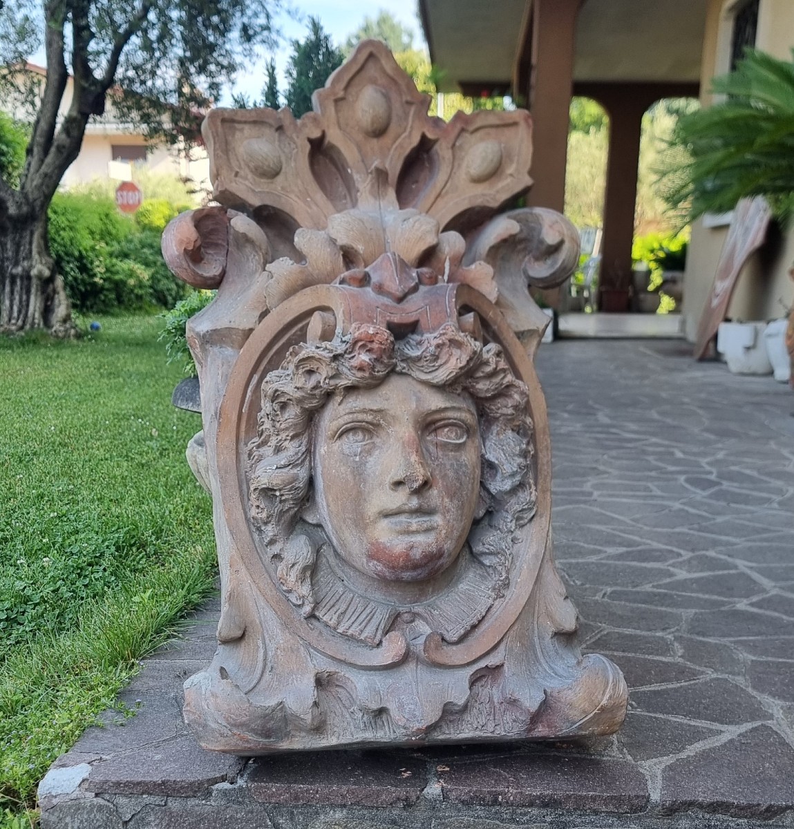 Mascherone aristocratique en terre cuite du XIXe siècle d'un ancien palais milanais
