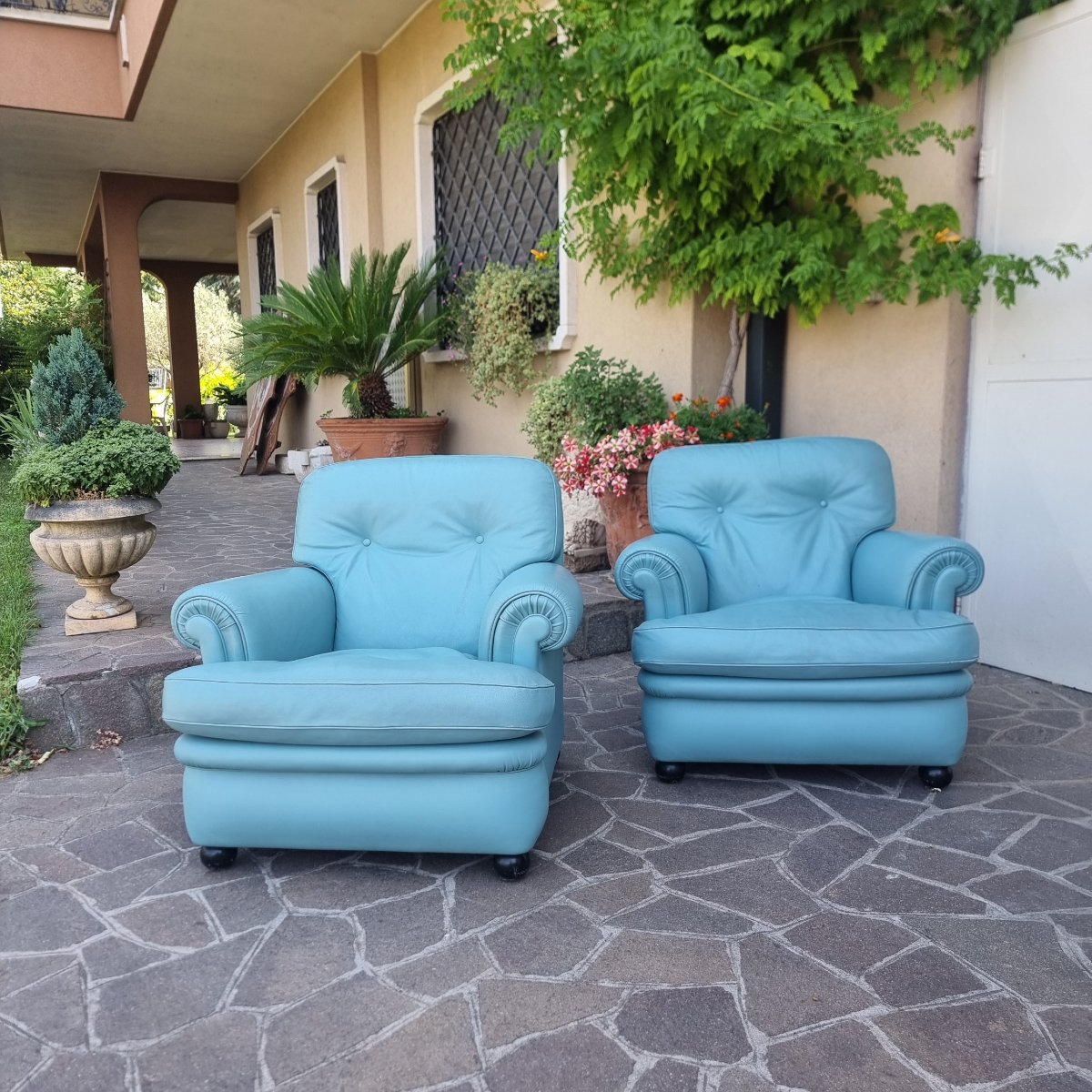 Paire de fauteuils bleus en cuir Frau 1970
