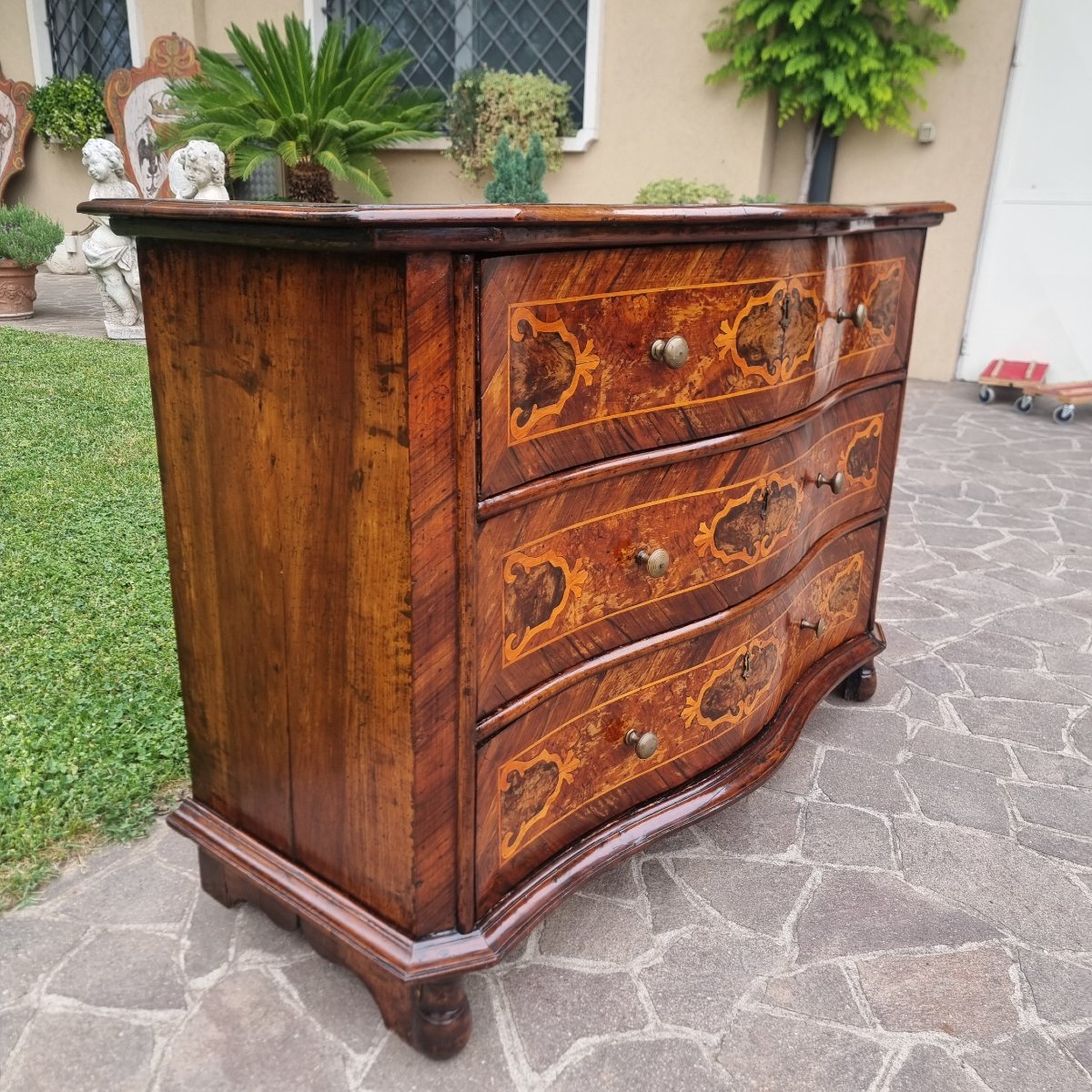 Commode lombarde de la fin du XVII siècle en noyer avec marqueterie-photo-4