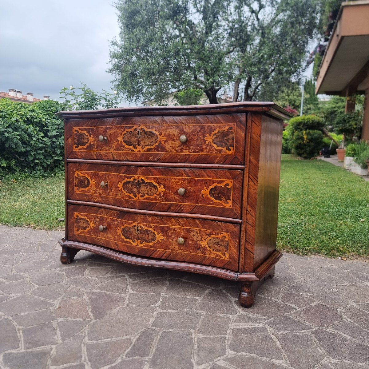 Commode lombarde de la fin du XVII siècle en noyer avec marqueterie-photo-3