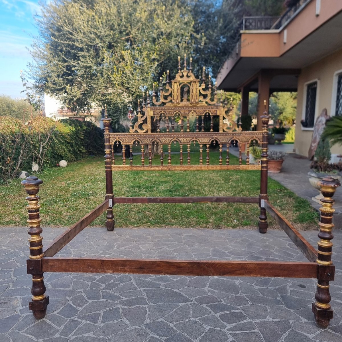 17th-century Walnut Bed With Gilding And A Small Sardinian Altar-photo-3