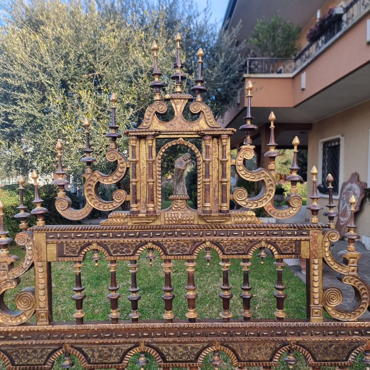 17th-century Walnut Bed With Gilding And A Small Sardinian Altar-photo-3