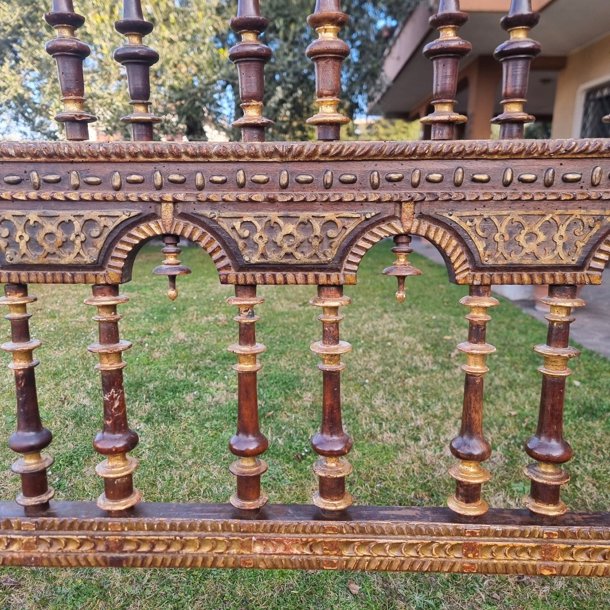 17th-century Walnut Bed With Gilding And A Small Sardinian Altar-photo-4