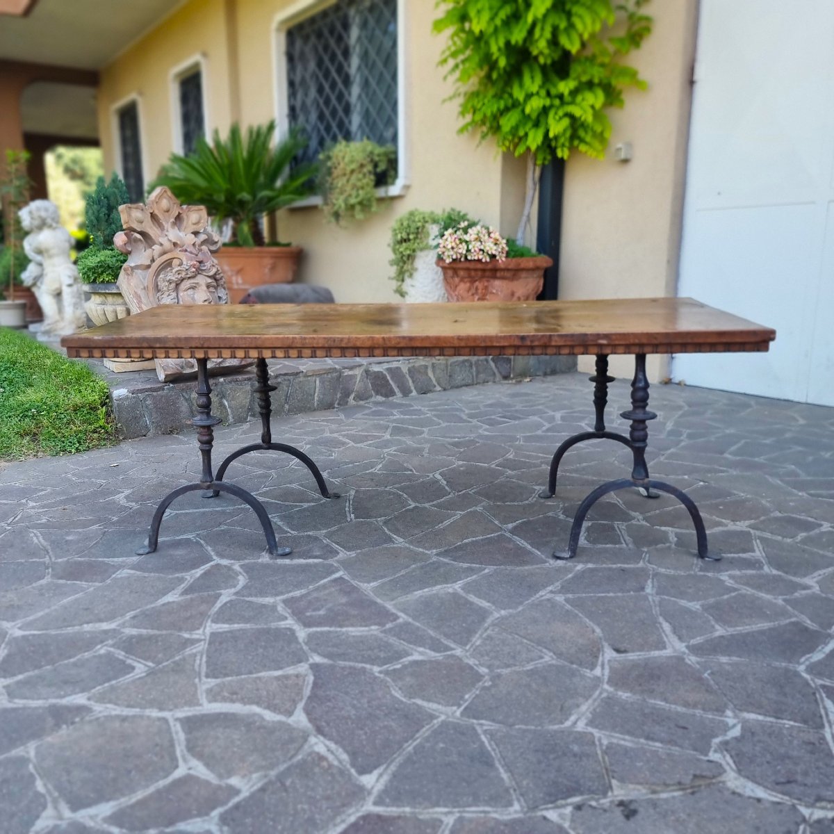 Table basse de salon avec plateau en noyer du XVIIe siècle et bases en fer forgé-photo-2